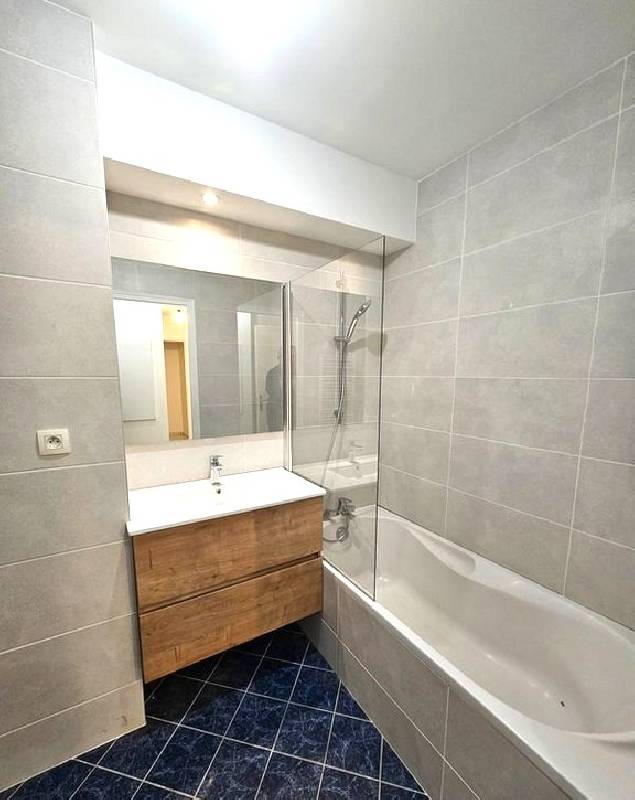 Photo Location T3 77 m² à Lyon 8 1 180 ¤ CC /mois image 2/2