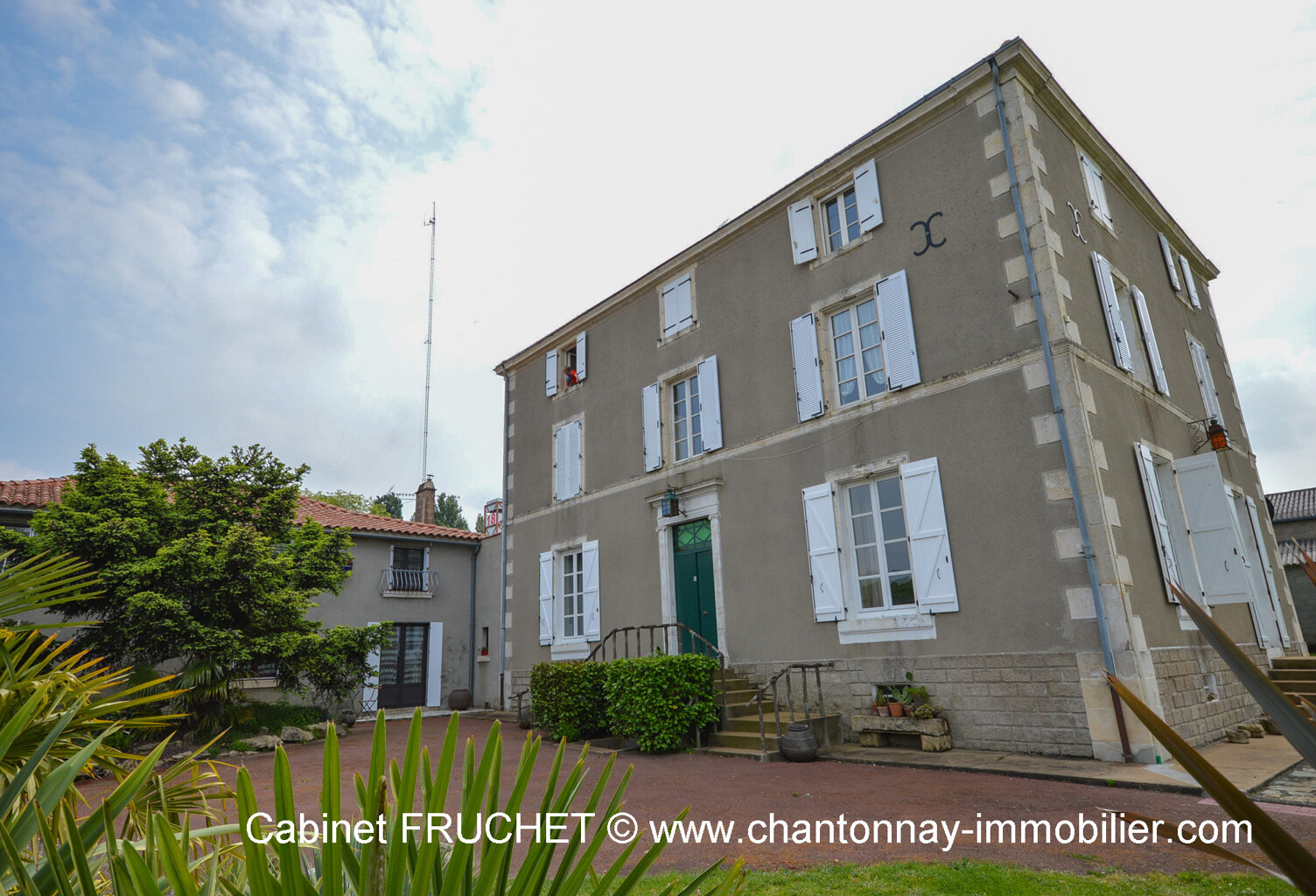LA CHATAIGNERAIE - Centre ville - Bel ensemble immobilier — photo 1