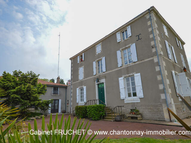 LA CHATAIGNERAIE - Centre ville - Bel ensemble immobilier — photo du bien