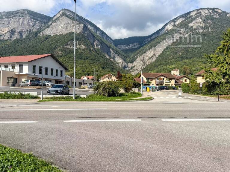 Local commercial — photo 1