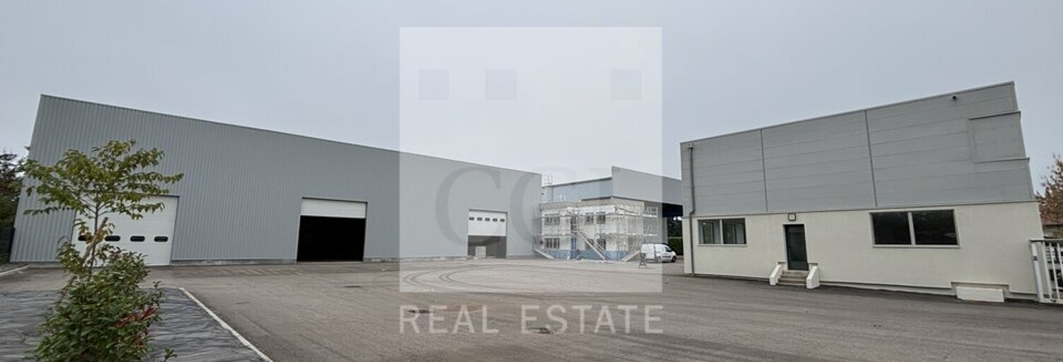 Commerce  3801 m² à louer à Saint-Priest (69800)