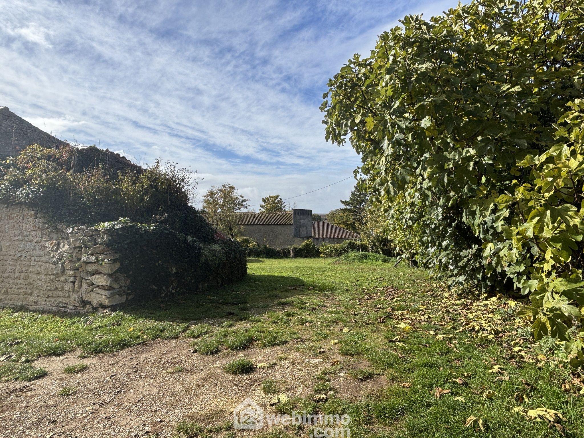 Terrain constructible - 438m² - Montamisé