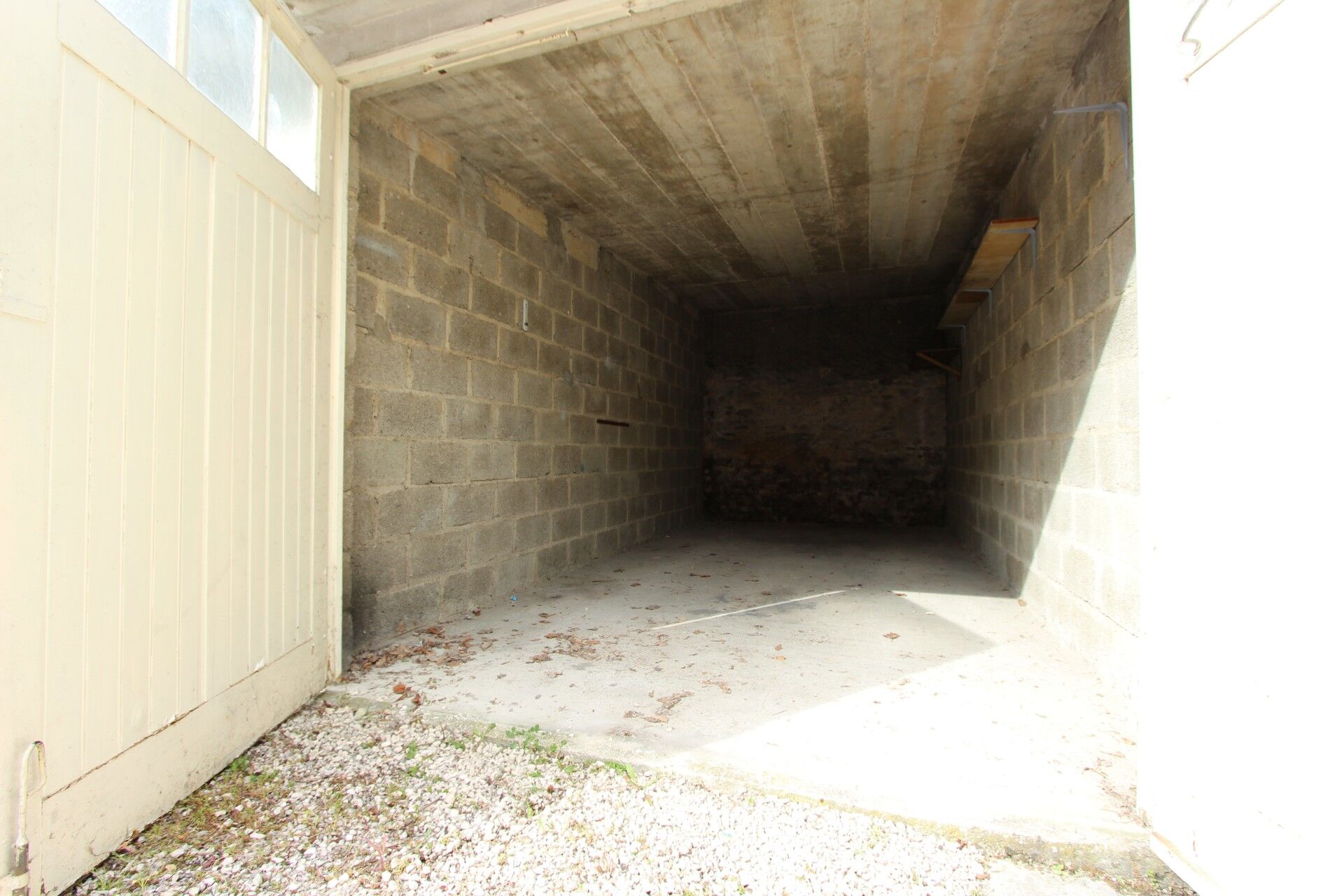 Dijon centre-ville, à louer un garage et une place de parking.