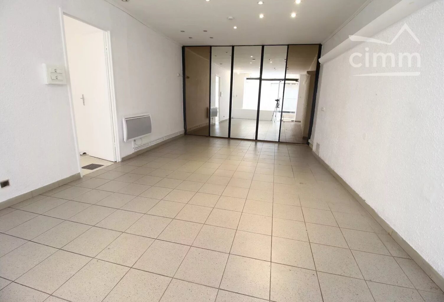 A vendre immeuble  avec un local, une cour et un garage — photo 1