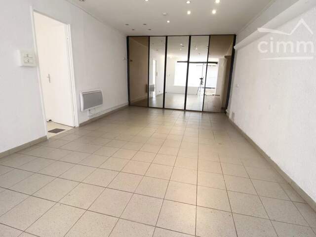 A vendre immeuble  avec un local, une cour et un garage — photo du bien
