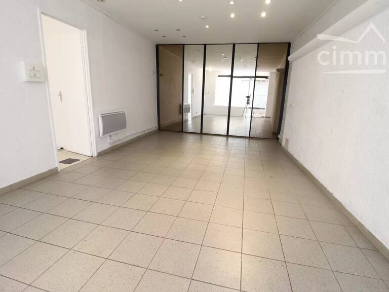 A vendre immeuble  avec un local, une cour et un garage — photo 1