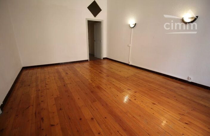 A vendre immeuble  avec un local, une cour et un garage — photo 2