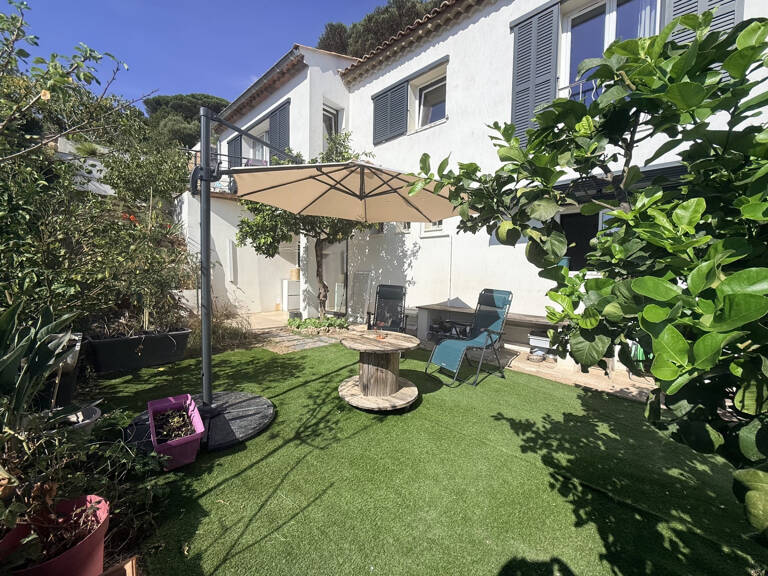 Villa rénovée vue mer à vendre LES ISSAMBRES (83) — photo 1
