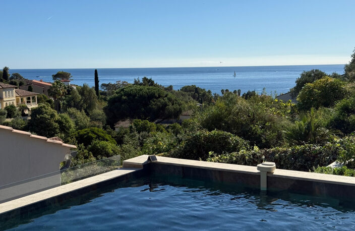 Villa rénovée vue mer à vendre LES ISSAMBRES (83) — photo 2