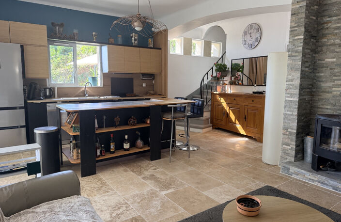 Villa rénovée vue mer à vendre LES ISSAMBRES (83) — photo 5