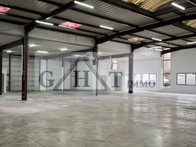 A LOUER -  1044 M² - ENTREPOT ET BUREAUX - LE BLANC MESNIL — photo 1