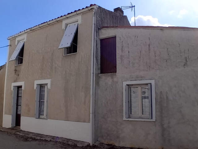 Charmante maison ancienne à rafraîchir avec terrasse, proche des commerces — photo du bien