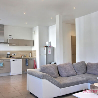 Appartement 3 pièces 742 €