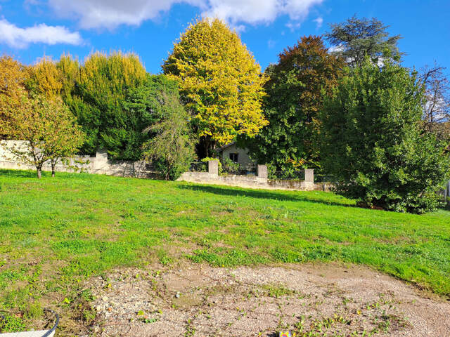 Terrain à bâtir de 835m2 dans le centre de Fontaines Saint M — photo du bien