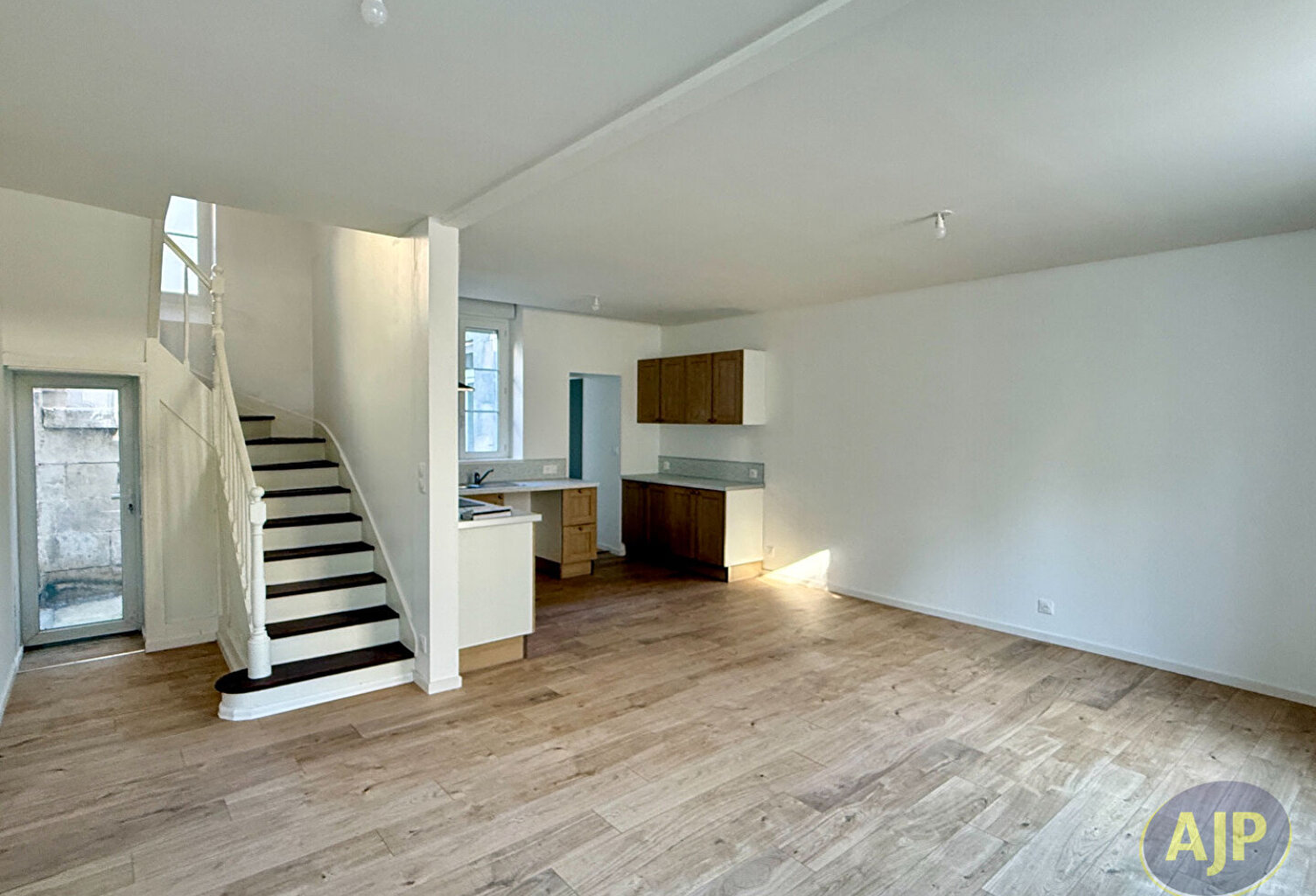 Maison en pierre entièrement rénovée, à deux pas du centre-ville — photo 1