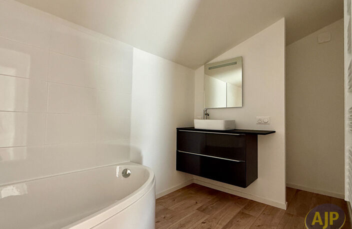 Maison en pierre entièrement rénovée, à deux pas du centre-ville — photo 4