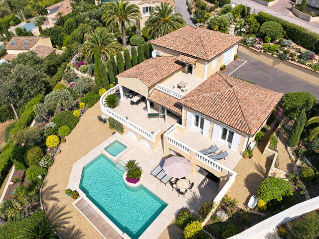 VILLA VUE MER 177M² 7 PIÈCES AVEC 4 CHAMBRES PISCINE GARAGE ET CAR PORT,  AUX ISSAMBRES — photo du bien