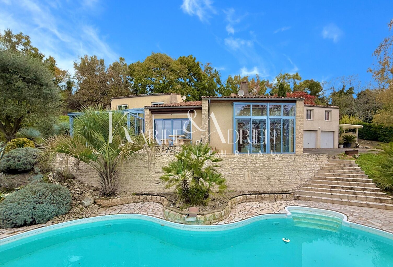VILLA AU STYLE PROVENÇALE AVEC PISCINE, PARC, VÉRANDAS ET DOUBLE GARAGE — photo 1