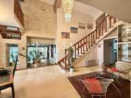 VILLA AU STYLE PROVENÇALE AVEC PISCINE, PARC, VÉRANDAS ET DOUBLE GARAGE — photo 2