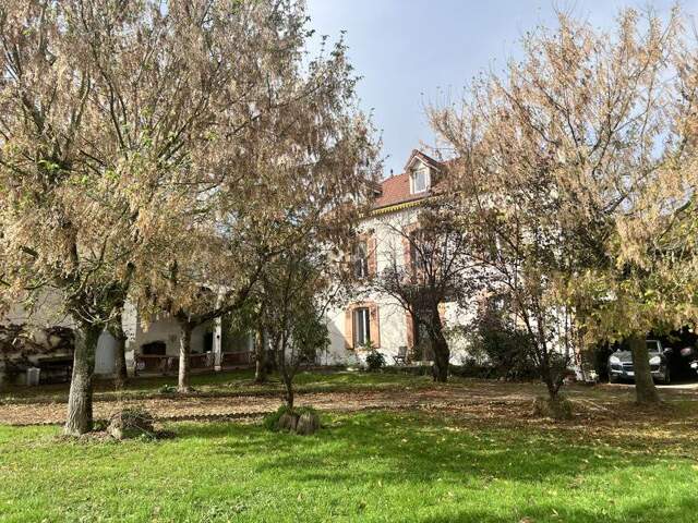 Maison en pierre de 7 pièces principales — photo du bien