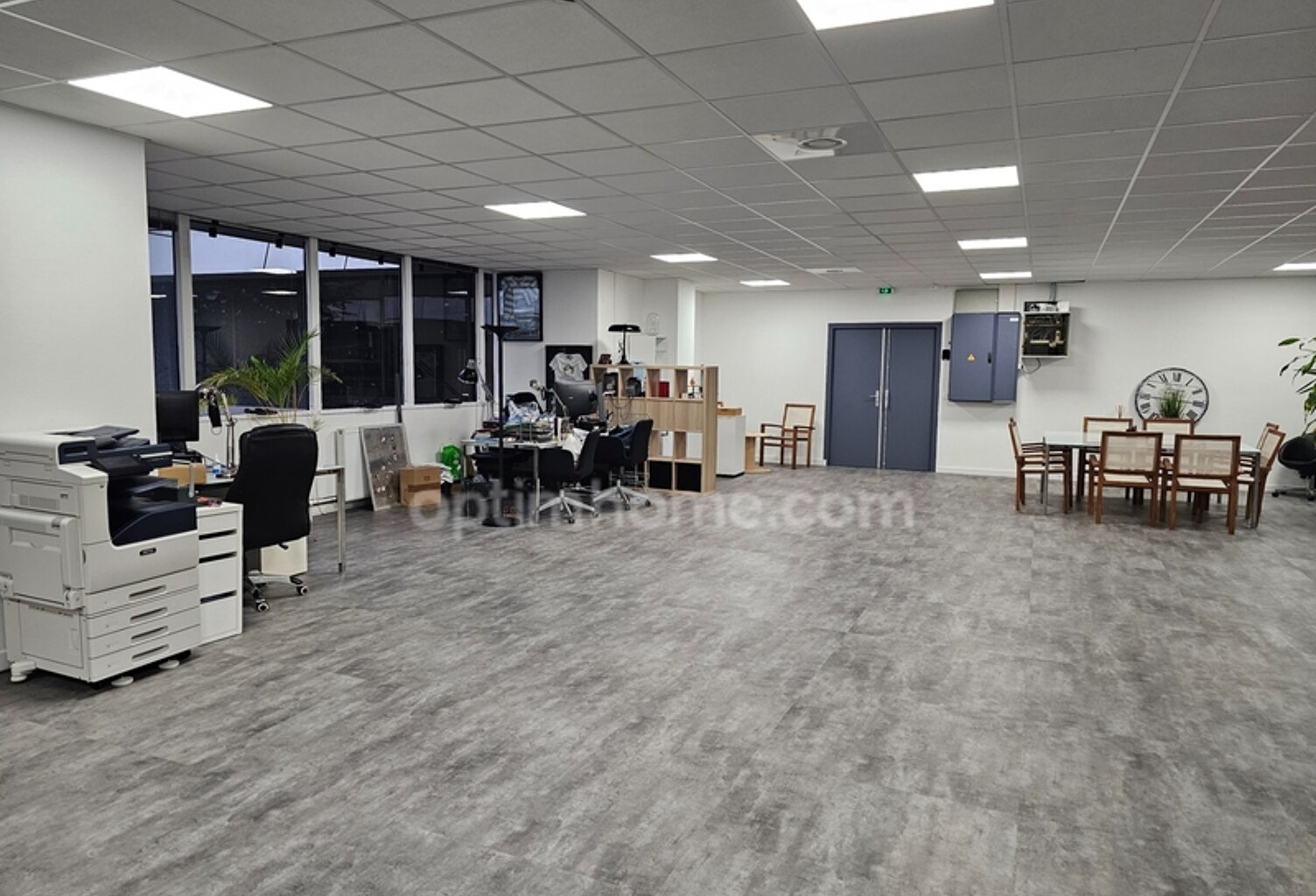 bureau rénové de 299 m2 à vendre à Cergy au prix de 325000 euros — photo 1