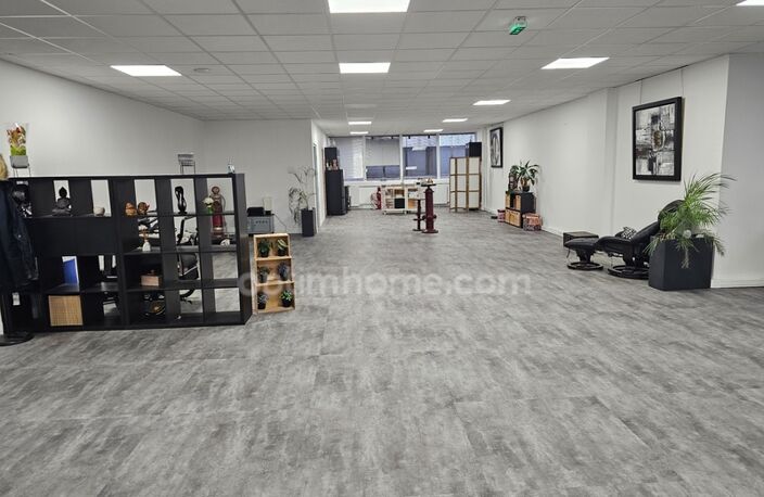 bureau rénové de 299 m2 à vendre à Cergy au prix de 325000 euros — photo 2