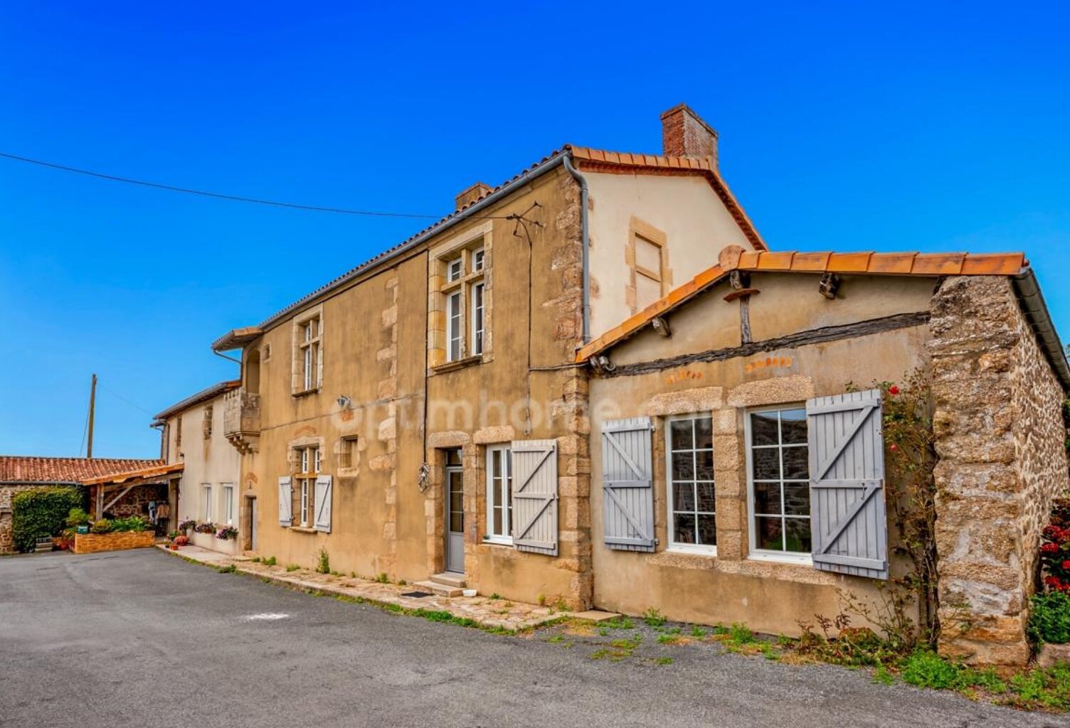 Propriété de caractère à vendre près de Cholet – Maison 180 m², 2 appartements loués, dépendances et 4 hectares — photo 1