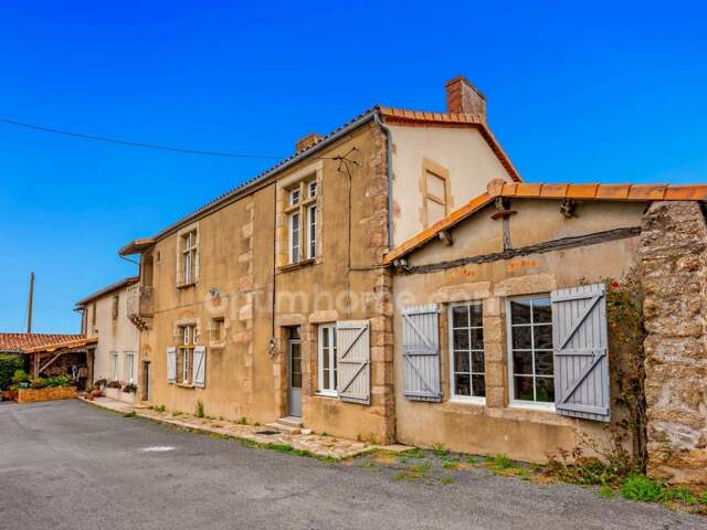 Propriété de caractère à vendre près de Cholet – Maison 180 m², 2 appartements loués, dépendances et 4 hectares — photo du bien