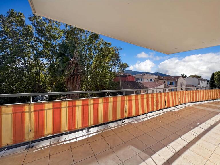 Bel appartement T3 à HYERES avec GARAGE et TERRASSE - SOUS COMPROMIS — photo 1