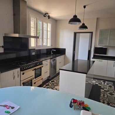 Maison 6 pièces 2700 €