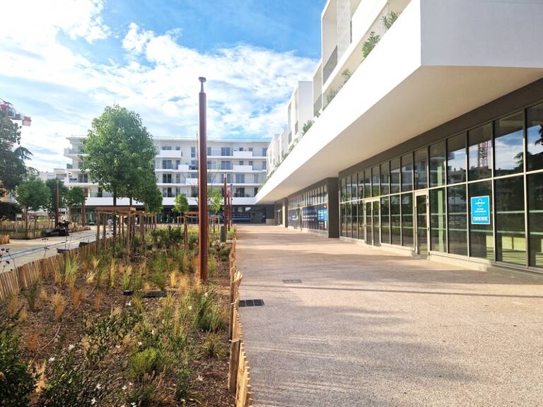 A louer, Local commercial de 145 m² avec Mezzanine, Square Benes, Saint Laurent du Var 06700, Alpes-Maritimes — photo 1
