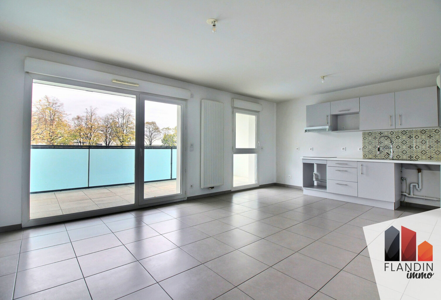 Appartement récent, lumineux, avec balcon et garage — photo 1