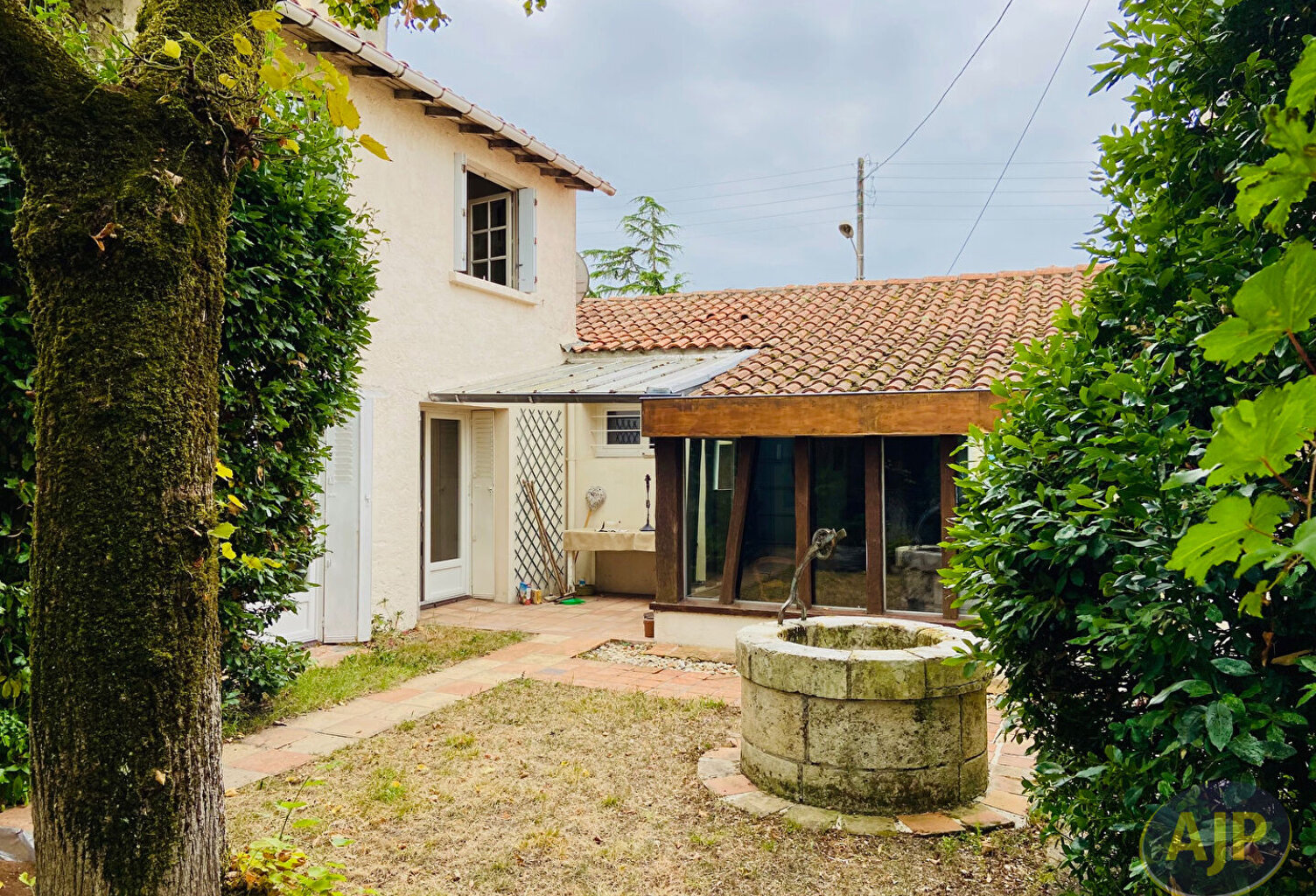 Maison de ville en pierres avec jardinet et garage ! — photo 1