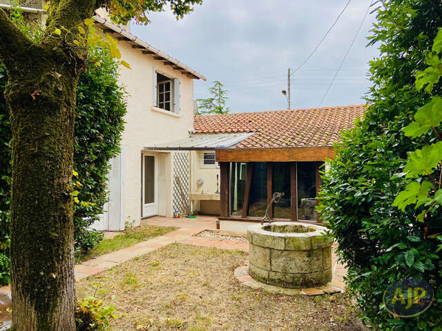 Maison de ville en pierres avec jardinet et garage ! — photo du bien