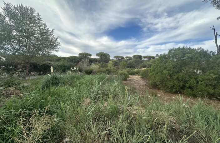EXCLUSIVITÉ – FRÉJUS – TERRAIN LIBRE CONSTRUCTEUR VIABILISÉ AVEC PERMIS DE CONSTRUIRE — photo 2