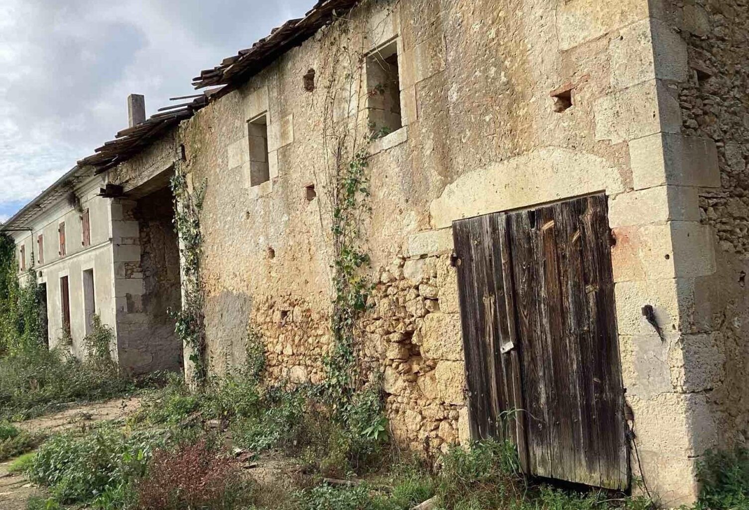 belle bâtisse charentaise à rénové entièrement  sur un terrain de 1760 m2 environ 400 m2 de bâtisse — photo 1
