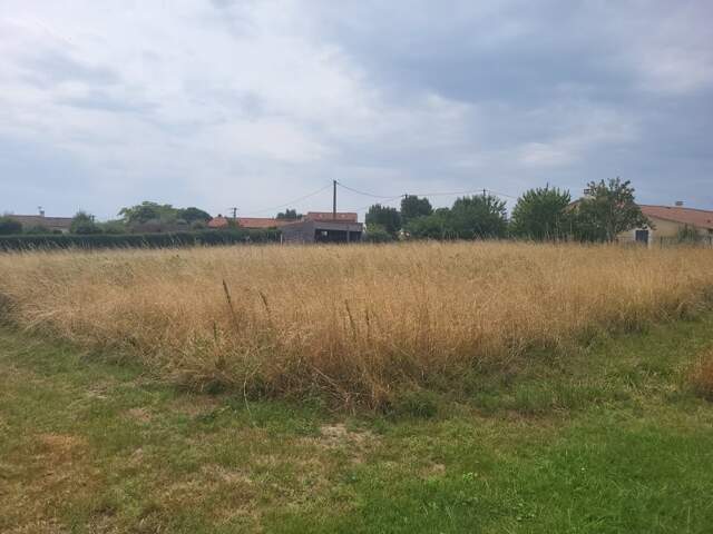 Terrain 1710 m² à Mirambeau — photo du bien