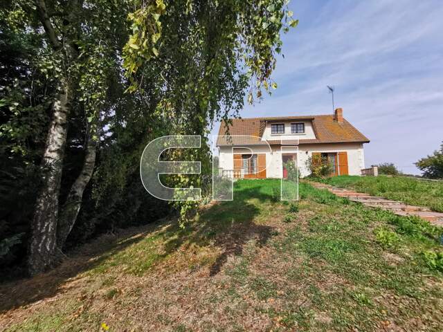 Réf 8089. La Roche-Rigault, Pavillon de 217 m² sur 3 niveaux, — photo du bien
