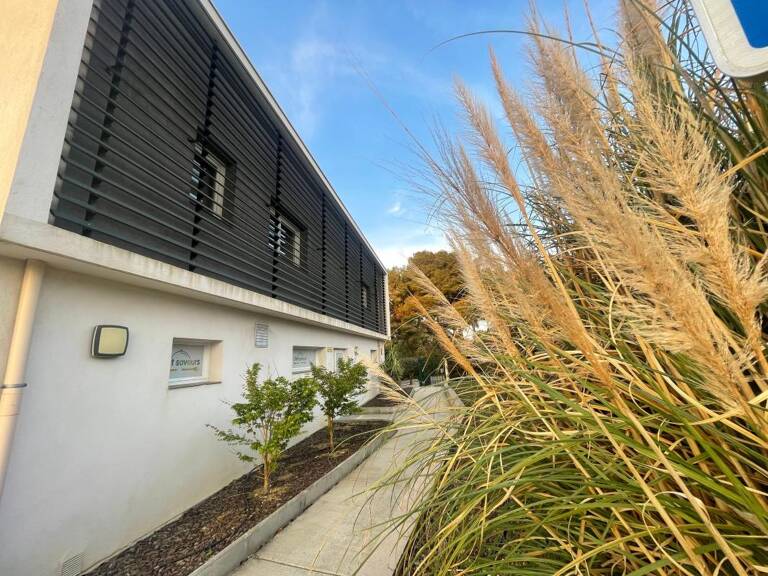 A VENDRE LA SEYNE SUR MER 83500 IMMEUBLE COMMERCIAL LOUE 127000 € ANNUEL — photo 1