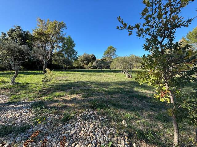 Terrain constructible 1622 m2 — photo du bien