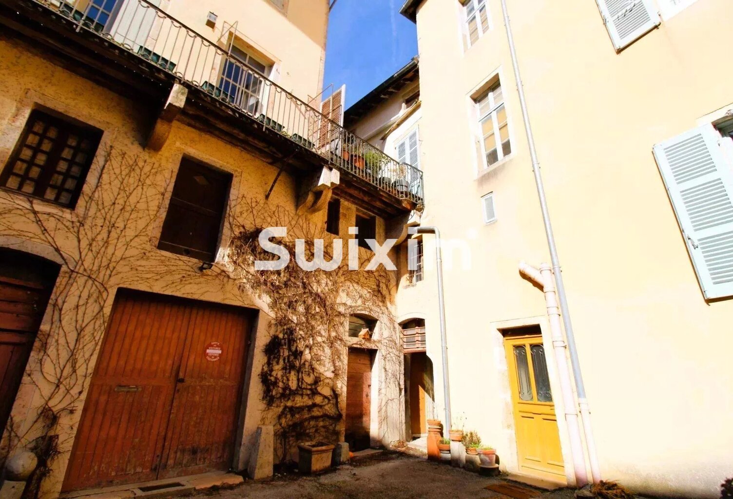 Maison de ville de caractère à rénover au cœur de Saint-Amour — photo 1
