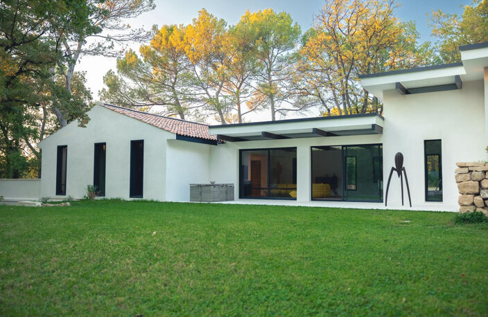Le Puy Sainte Réparade : Une architecture contemporaine en p — photo 2