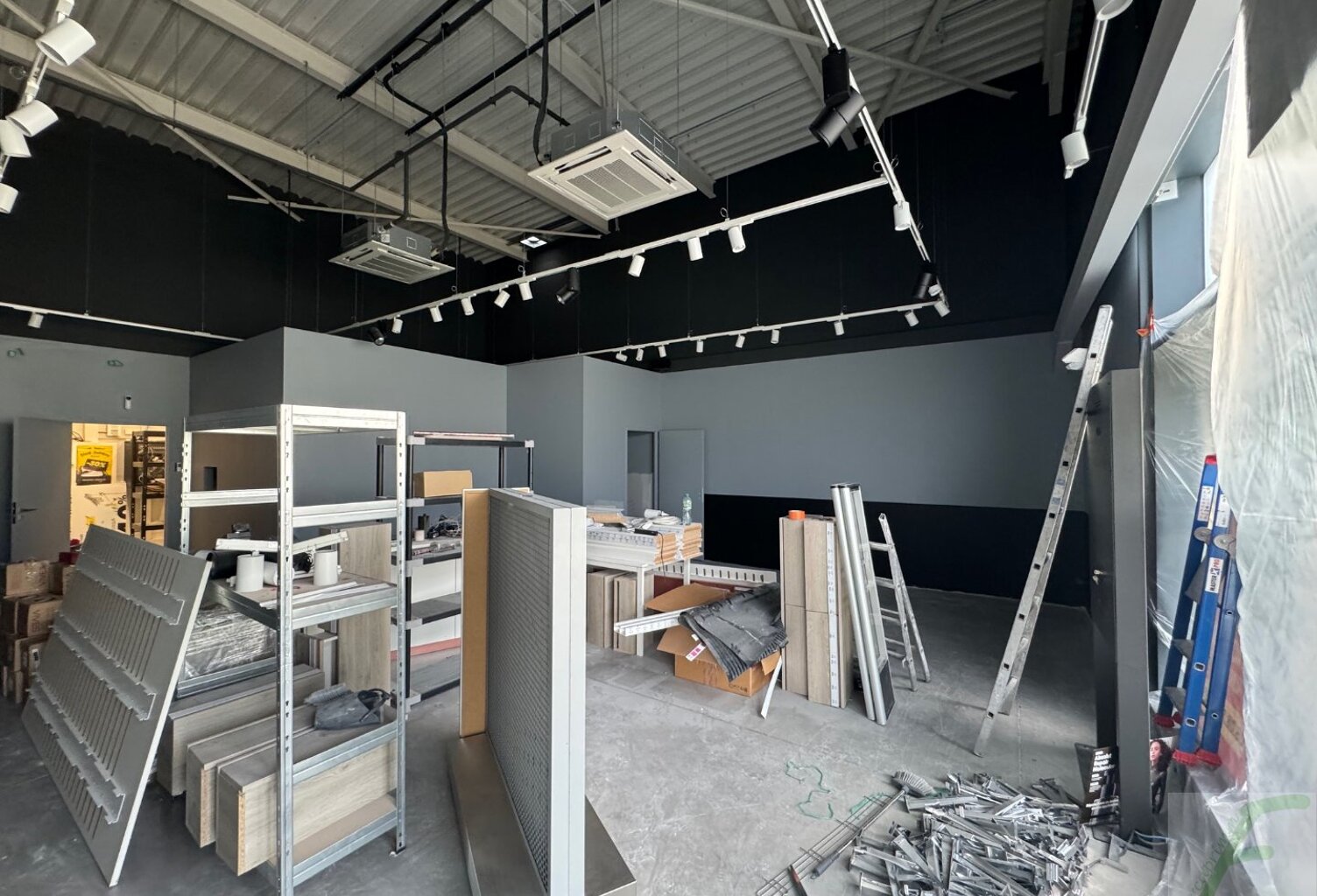 Local commercial — photo 1