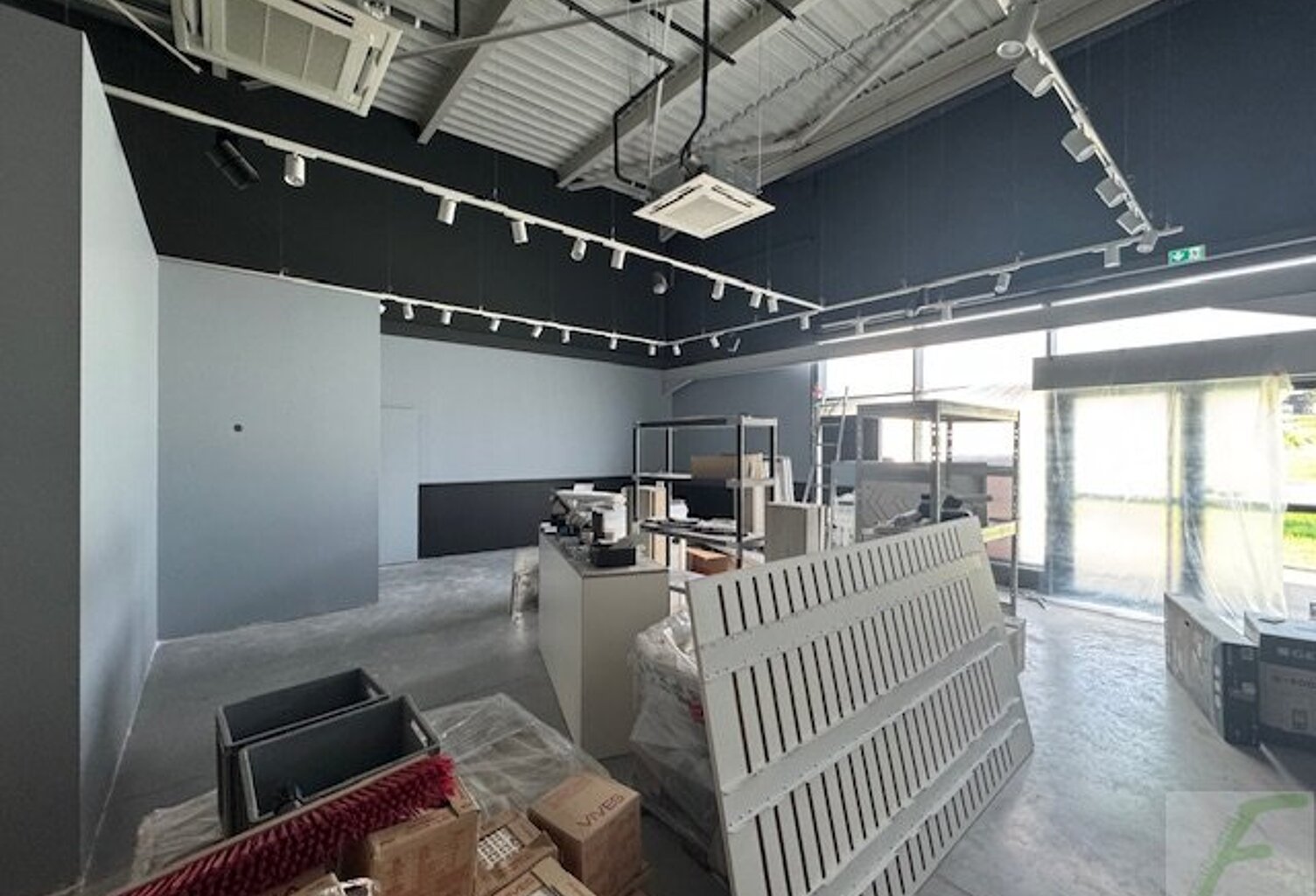 Local commercial — photo 1
