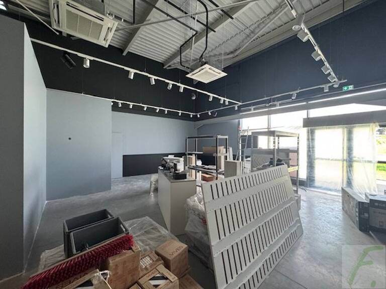 Local commercial — photo 1