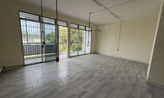 Commerce  132 m² à louer à Les Abymes (97142)