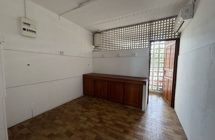 LOCAL PROFESSIONNEL AVENUE PATRICK SAINT ELOI LES ABYMES — photo 3