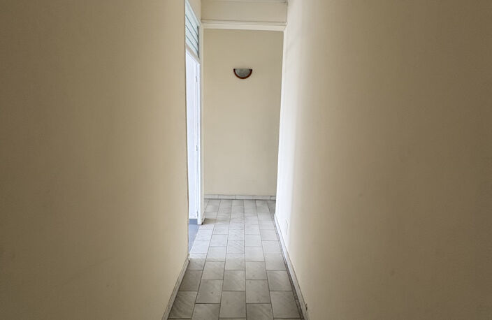 LOCAL PROFESSIONNEL AVENUE PATRICK SAINT ELOI LES ABYMES — photo 5