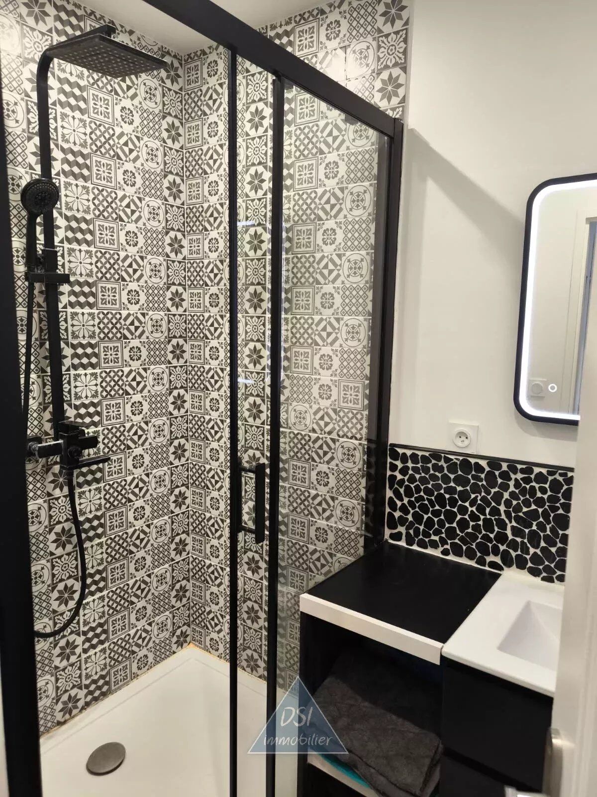 Photo NEYRON Centre - Appartement de type T3 en rez-de-jardin - 51 m² - Terrasse  - Parking image 2/3