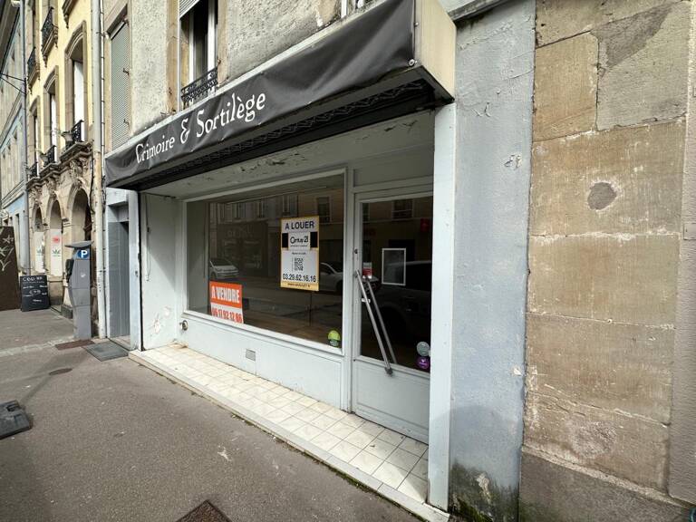 Espace commercial en plein coeur de Remiremont . — photo 1